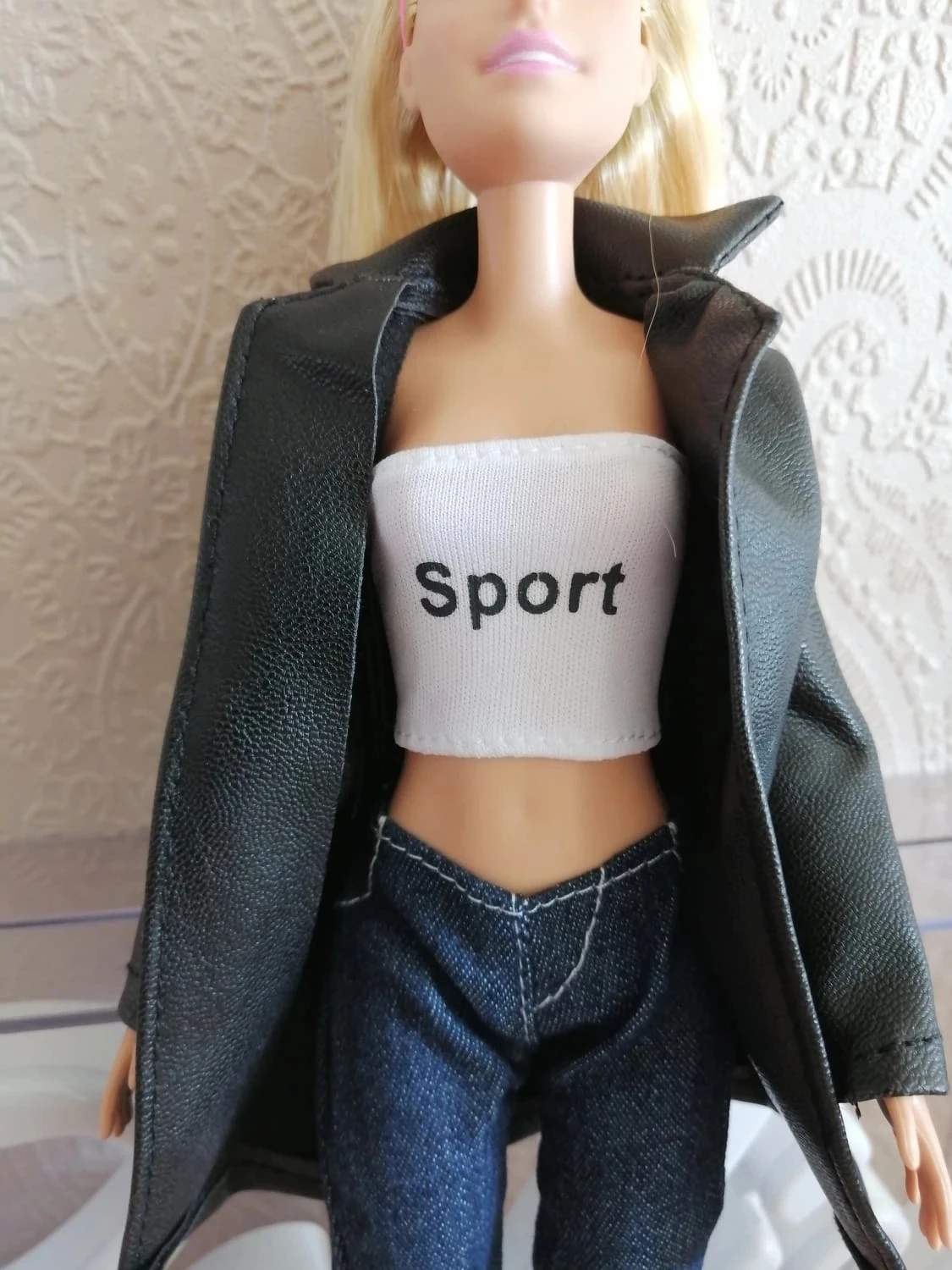 Linda Barbie en un atuendo elegante y casual. – photo 5